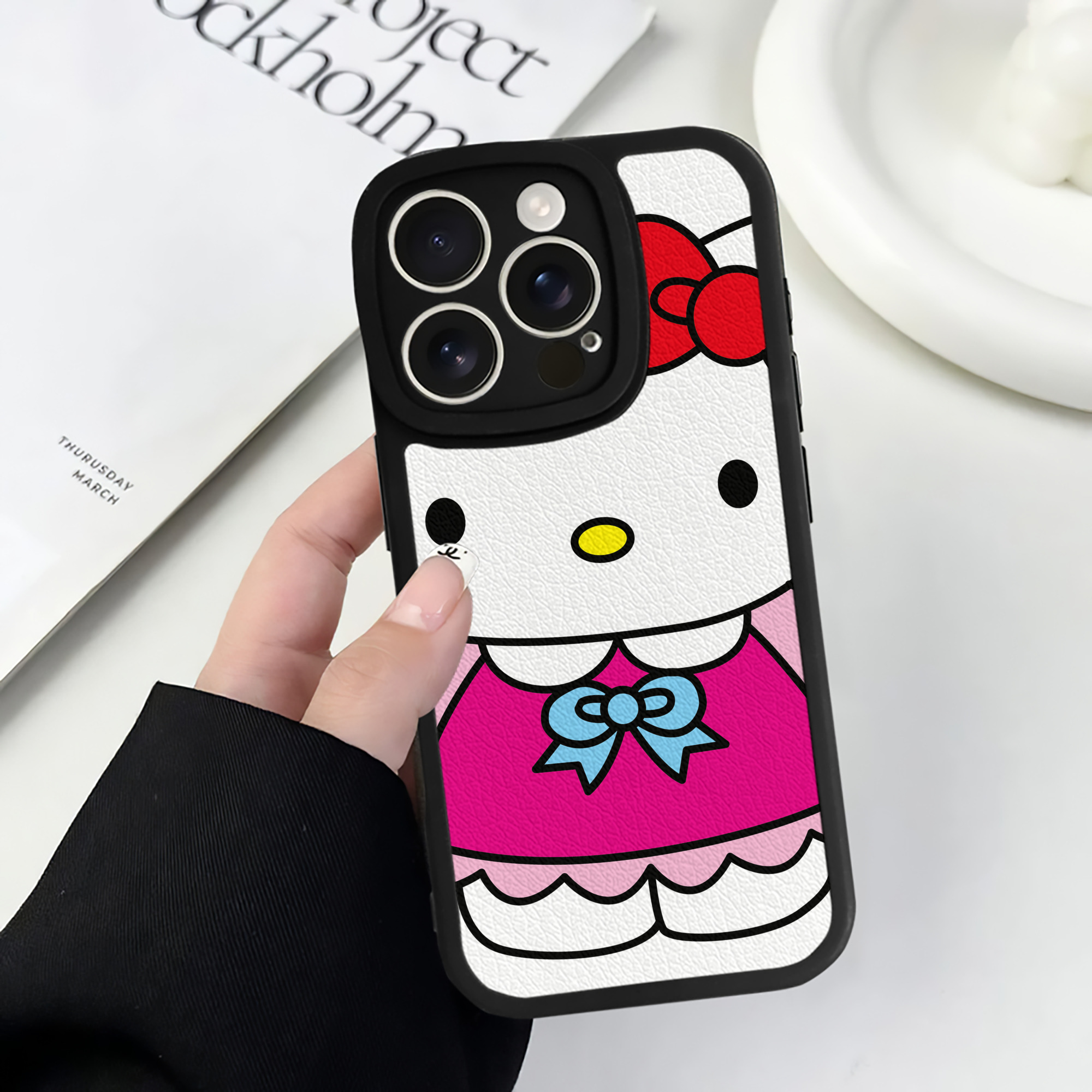 （画像用） Hello Kitty ハローキティ 【iPhone 16シリーズ対応】シリコンスマホケース（レザー調） 材質：シリコン